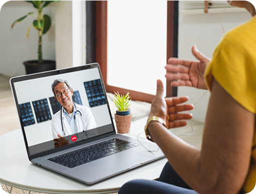 Médico e paciente em teleconsulta
